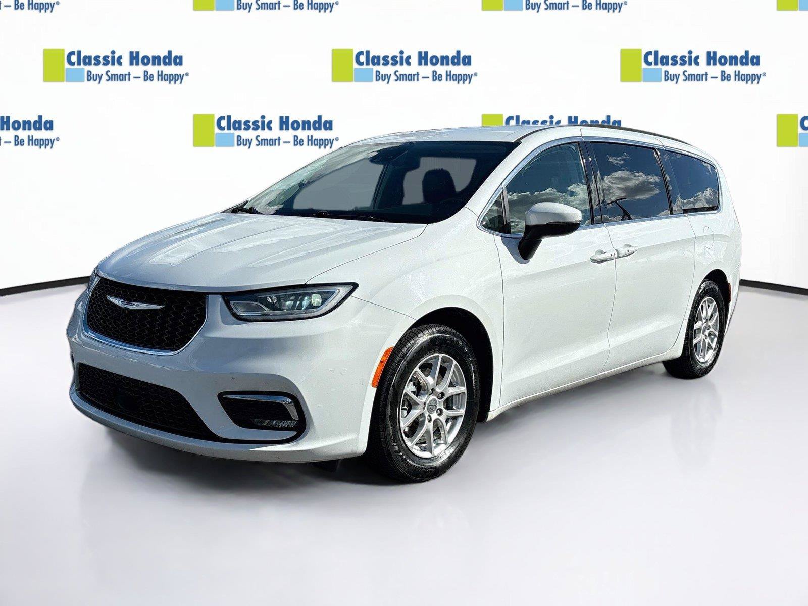 Used 2023 Chrysler Pacifica Touring-L FWD image 3