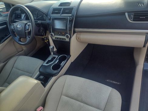 Used 2014 Toyota Camry L image 16