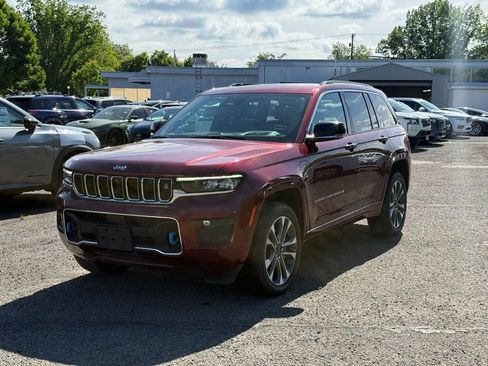 Used 2023 Jeep Grand Cherokee Overland w/ Advanced Protech Group III AWD/4WD image 2