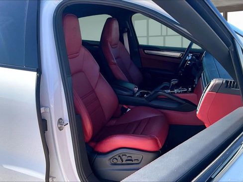Used 2023 Porsche Cayenne image 7