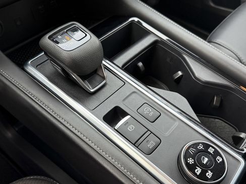 Used 2025 Nissan Pathfinder SL image 12