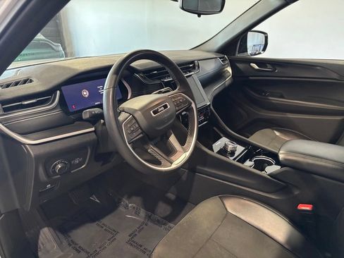 Used 2023 Jeep Grand Cherokee Altitude AWD/4WD image 10