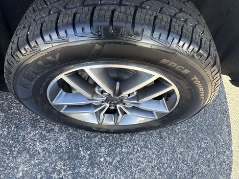 Used 2022 Jeep Grand Cherokee Limited image 40