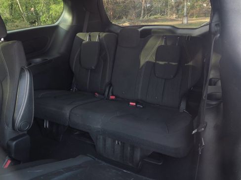 Used 2019 Chrysler Pacifica Touring Plus w/ S Appearance Package FWD image 18