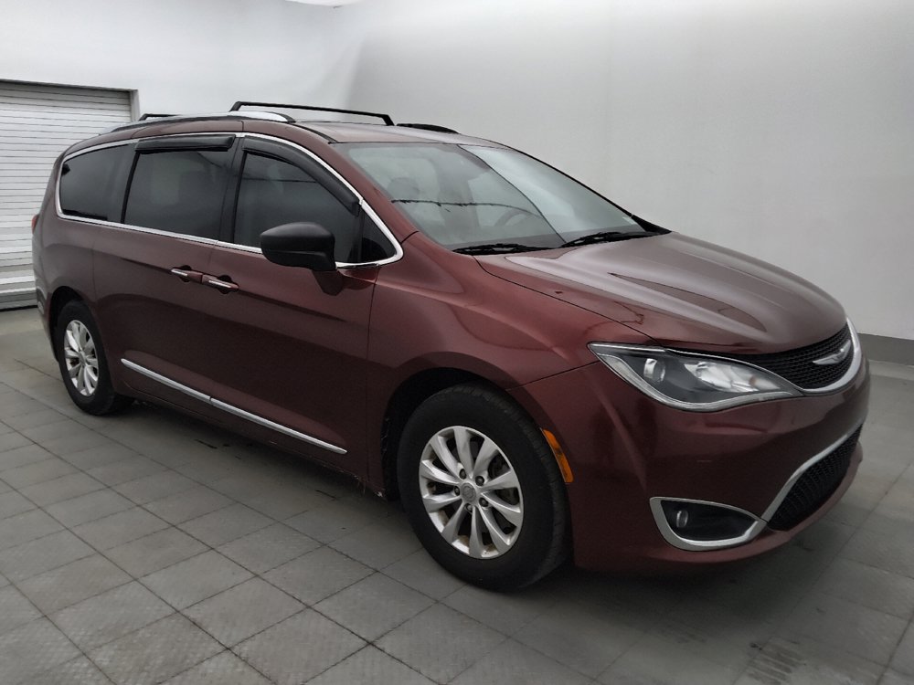 Used 2018 Chrysler Pacifica Touring-L Plus FWD image 11