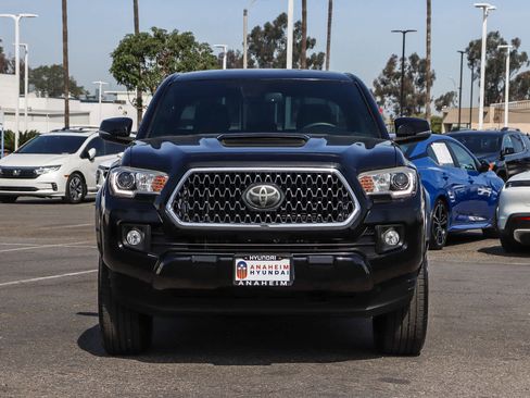 Used 2018 Toyota Tacoma TRD Sport w/ Technology Package image 2
