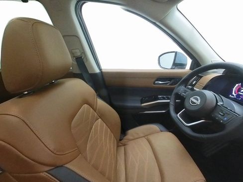 New 2025 Nissan Pathfinder Platinum w/ Cargo Package image 32