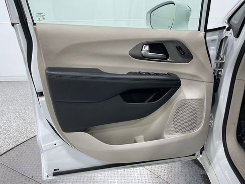 Used 2018 Chrysler Pacifica Limited image 16