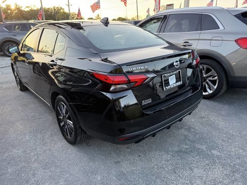 Used 2021 Nissan Versa SV image 3