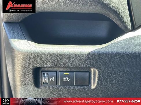 Used 2022 Toyota RAV4 XLE AWD/4WD image 24