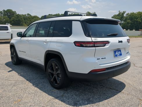 Used 2023 Jeep Grand Cherokee L Limited w/ Black Appearance Package AWD/4WD image 5