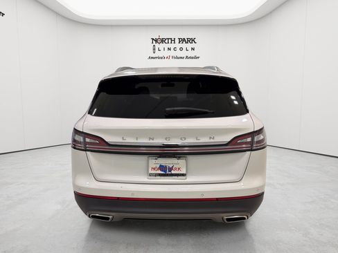 Used 2022 Lincoln Nautilus FWD w/ Premium Package image 4
