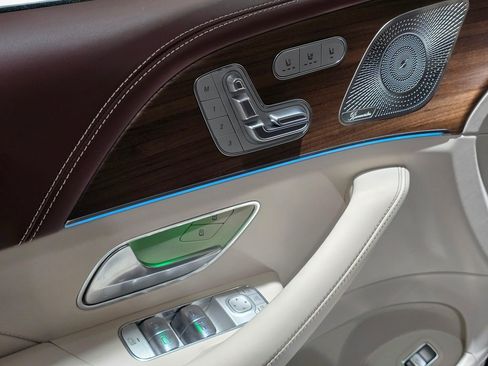 Used 2025 Mercedes-Benz Maybach GLS 600 4MATIC image 30