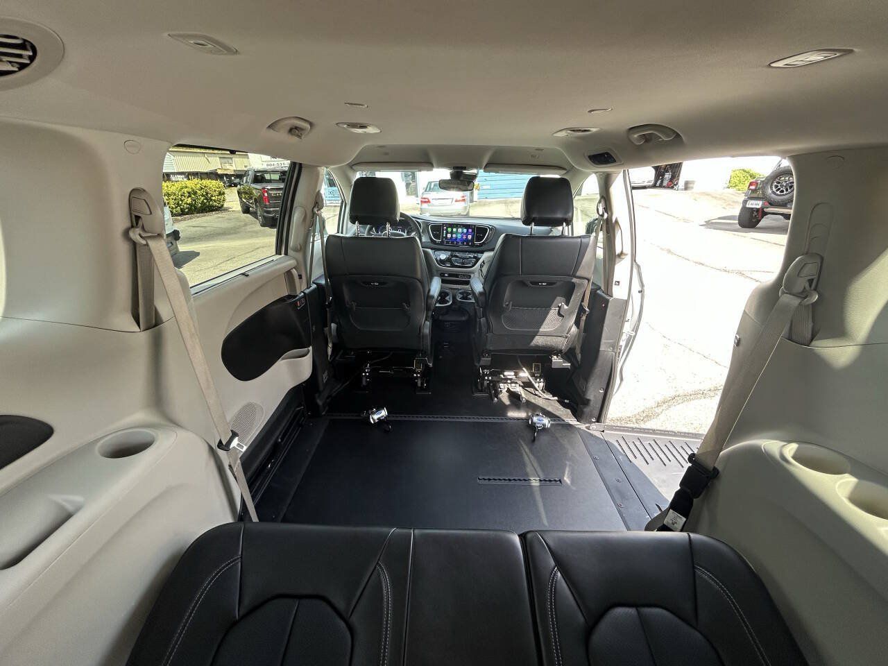 Used 2024 Chrysler Pacifica Touring-L FWD image 9