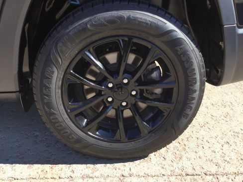 Used 2023 Jeep Cherokee Altitude Lux AWD/4WD image 8