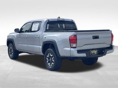 Used 2017 Toyota Tacoma TRD Off-Road AWD/4WD image 5