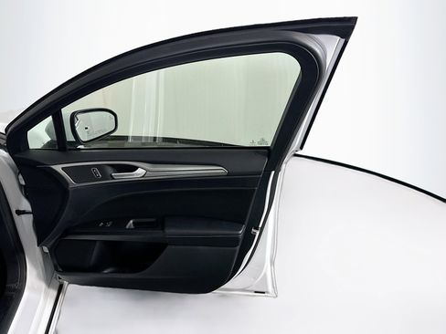 Used 2019 Ford Fusion SE image 32