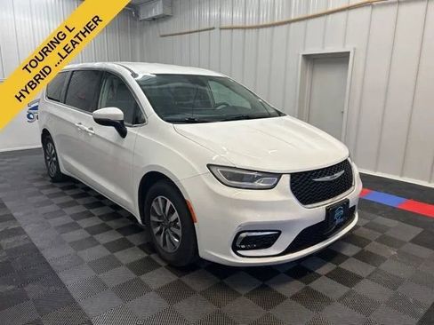 Used 2023 Chrysler Pacifica Touring-L FWD image 1