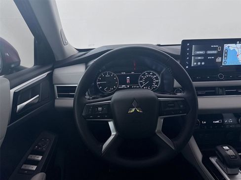 Used 2025 Mitsubishi Outlander SE image 19