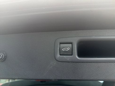 Used 2021 Toyota Highlander XLE AWD/4WD image 12