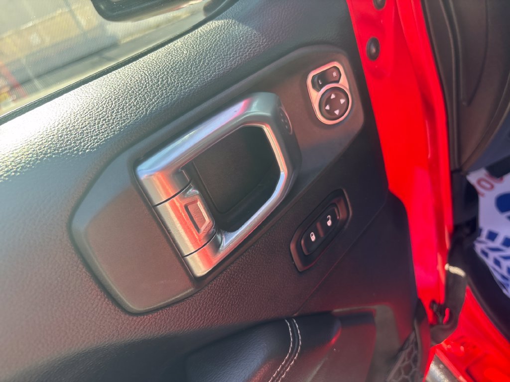 Used 2018 Jeep Wrangler Unlimited Sahara AWD/4WD image 16