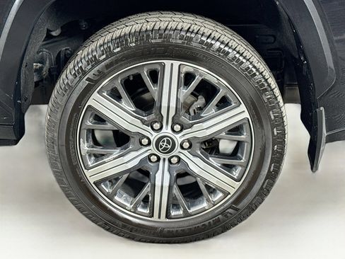 Used 2023 Toyota Sequoia Capstone AWD/4WD image 9