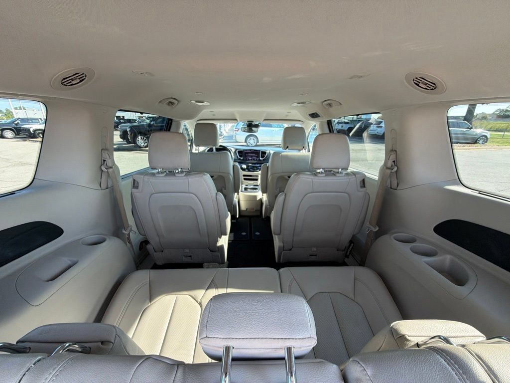 Used 2021 Chrysler Pacifica Touring-L FWD image 13