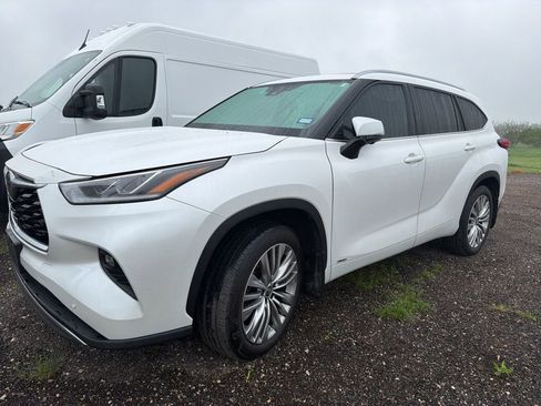 Used 2025 Toyota Highlander Platinum AWD/4WD image 1