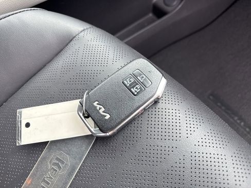 Used 2024 Kia Carnival LX image 37