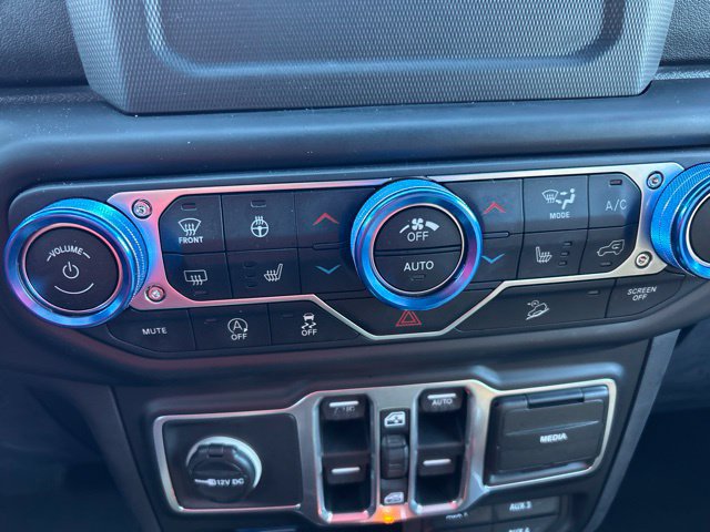 Used 2018 Jeep Wrangler Unlimited Sahara AWD/4WD image 16