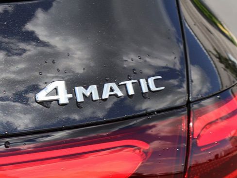 Used 2025 Mercedes-Benz GLC 300 4MATIC image 10