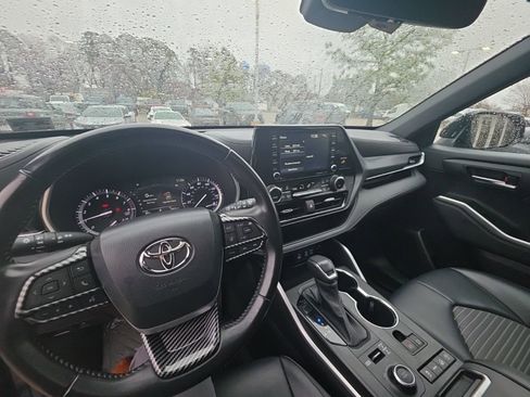Used 2022 Toyota Highlander XSE image 9