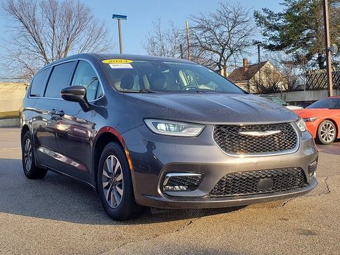 Used 2023 Chrysler Pacifica Touring-L FWD image 3