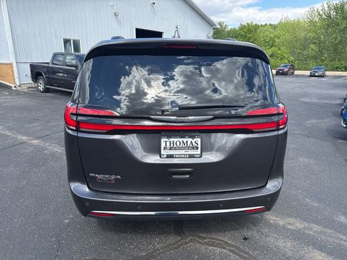 Used 2022 Chrysler Pacifica Touring-L FWD image 6