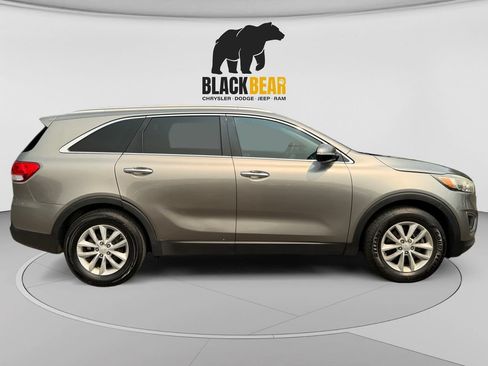 Used 2016 Kia Sorento FWD w/ LX Convenience Package image 2