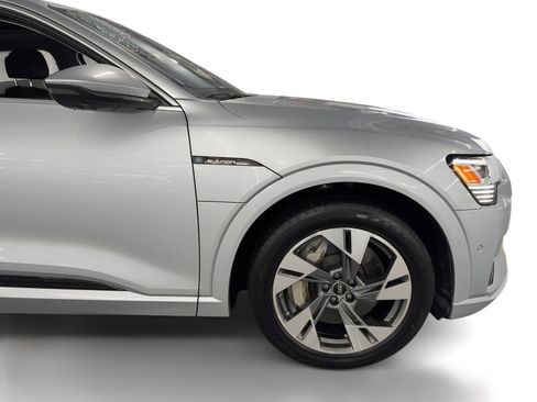 Used 2022 Audi e-tron Premium Plus w/ Premium Plus Package image 11