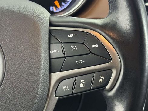 Used 2020 Jeep Grand Cherokee Overland AWD/4WD image 23
