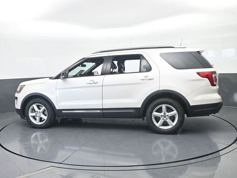 Used 2018 Ford Explorer XLT w/ Equipment Group 202A FWD image 3