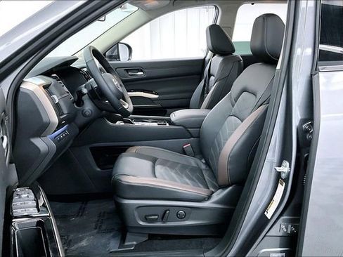 New 2025 Nissan Pathfinder Platinum w/ Lighting Package (N93) image 10