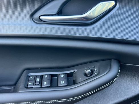 New 2025 Jeep Grand Cherokee Altitude image 9