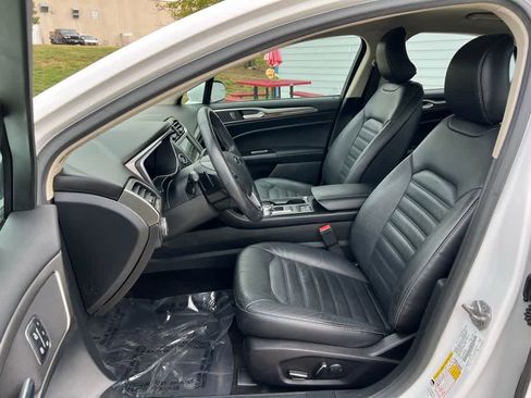 Used 2017 Ford Fusion SE w/ Fusion SE Technology Package image 12