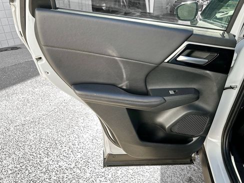 Used 2024 Mitsubishi Outlander SE image 25