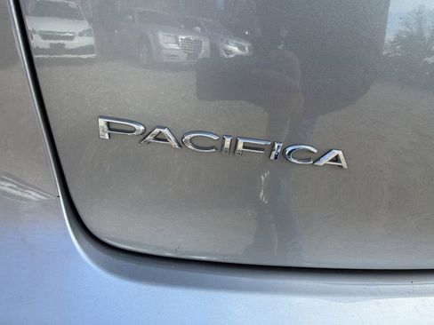 Used 2019 Chrysler Pacifica Touring Plus w/ Tire & Wheel Group FWD image 32