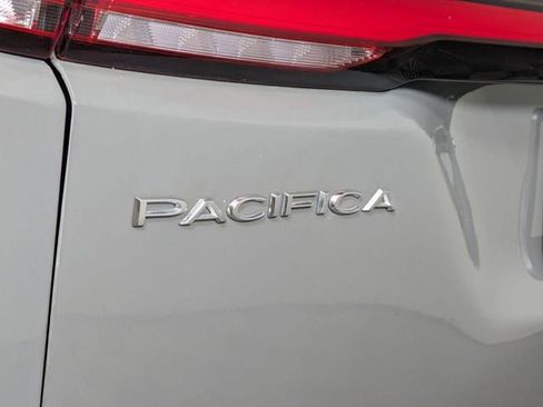 Used 2022 Chrysler Pacifica Touring-L w/ Uconnect Theater Family Group FWD image 10