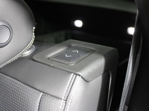 Used 2022 Land Rover Discovery S image 33