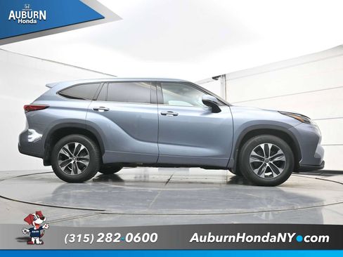 Used 2022 Toyota Highlander XLE AWD/4WD image 27