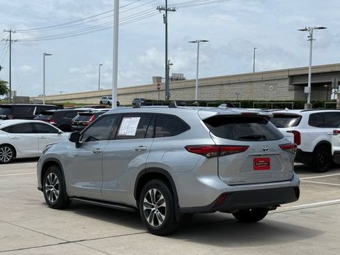 Used 2021 Toyota Highlander XLE FWD image 6