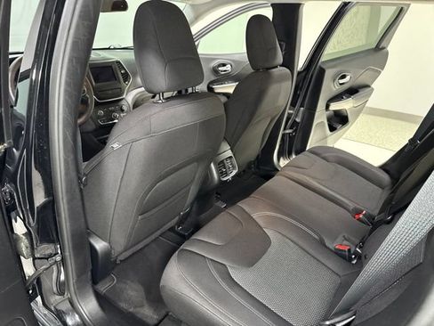 Used 2019 Jeep Cherokee Latitude w/ Popular Appearance Group AWD/4WD image 23