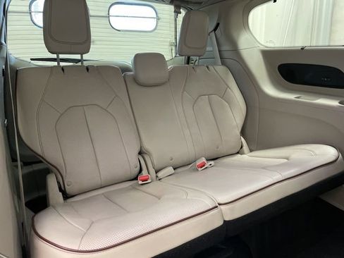 Used 2020 Chrysler Pacifica Limited image 17