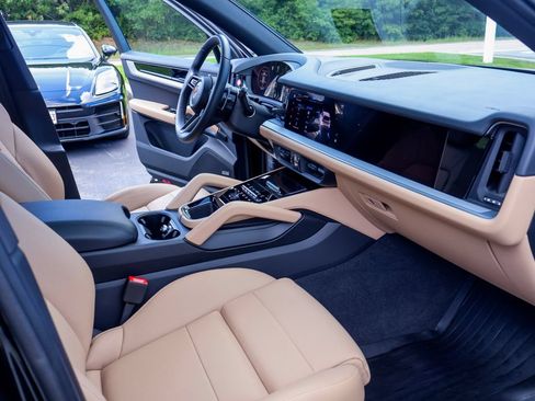Certified 2025 Porsche Cayenne AWD/4WD image 9